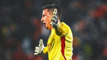CHAMPIONS LEAGUE Trending Image: GOALIE GOAL! Benfica Keeper Secures Club's Spot In Champions League Knockout Phase
